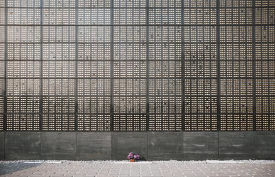 唐山地震遗址纪念公园的纪念墙上， 镌刻着唐山大地震 24万名罹难同胞姓名 。（图片来源：视觉中国）